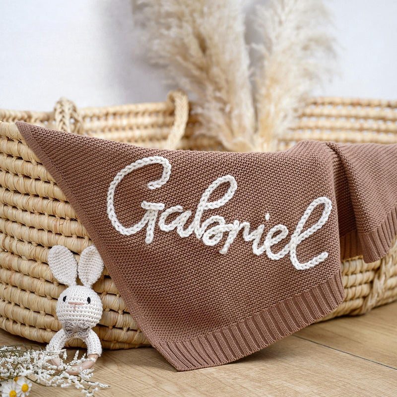 Heartfelt gift for newborns - Soft baby blanket with personalized name embroidery